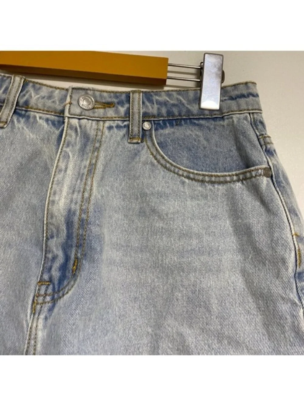 Missguided Distressed Light Wash Denim Shorts – US 6 / UK 10 – Frayed Hem